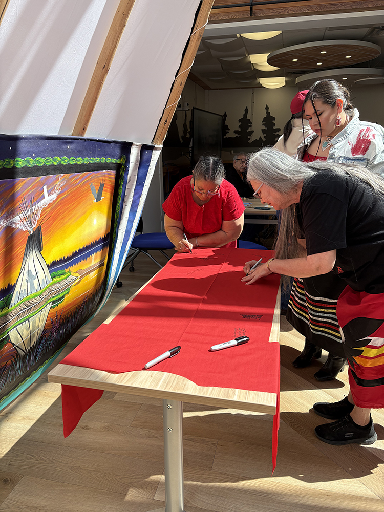 images/news/corporate/RED DRESS DAY/750waniskahsign2.jpg