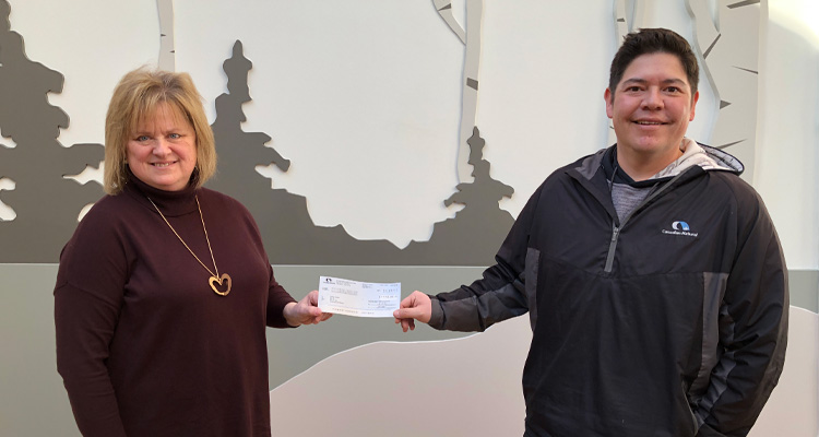 Carrie Froehler and Ian Thompson presenting cheque Carrie Froehler and Ian Thompson presenting cheque