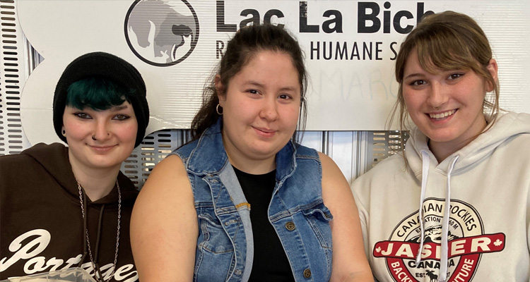 images/news/Program/LLBBakeSaleHumaneSociety_750x400.jpg Madison Gawryletz, Maya Howse, and Kaitlynn Bulas